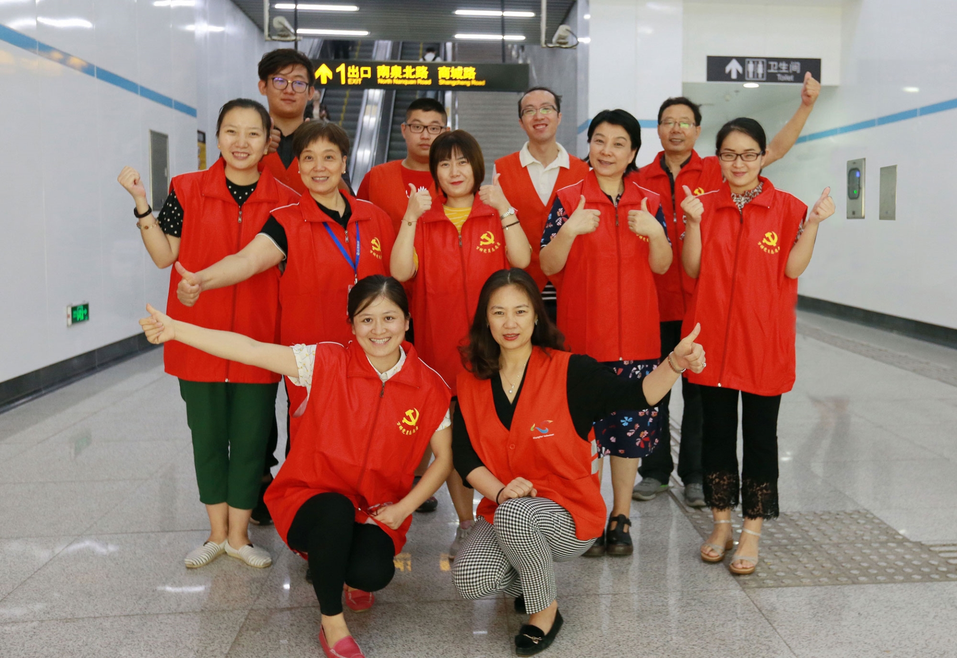 党员志愿者为地铁护航　在奉献中体验快乐3.jpg