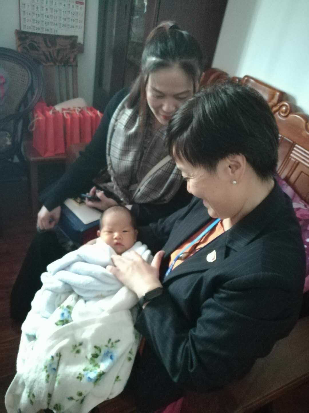 远茂股份工会亲切慰问生育女职工1.jpg