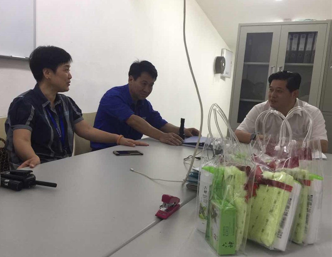 左一为远茂联合工会林主席.jpg