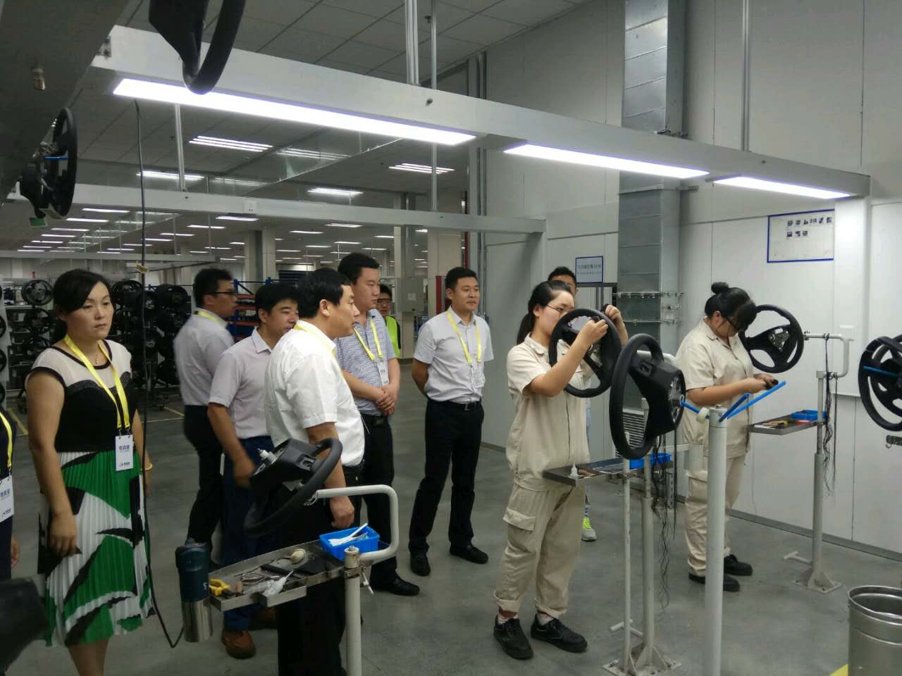 平邑县政府考察团莅临我司延锋百利得项目考察指导2 - 副本.jpg